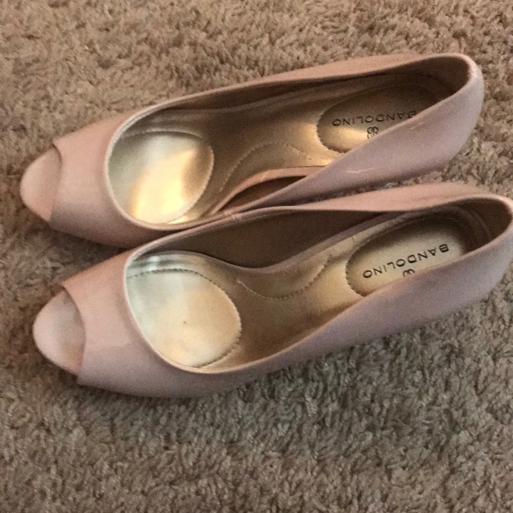 Size 7M patent leather pumps